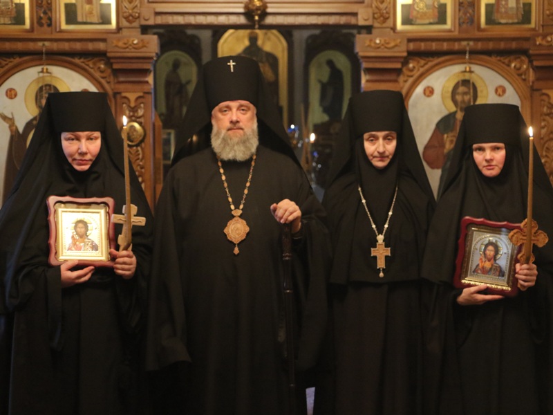 Архиепископ Иоанн с игуменией Александрой и новопостриженными сестрами.JPG
