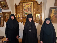 В подрясник были одеты две сестры Свято-Рождество-Богородицкого монастыря